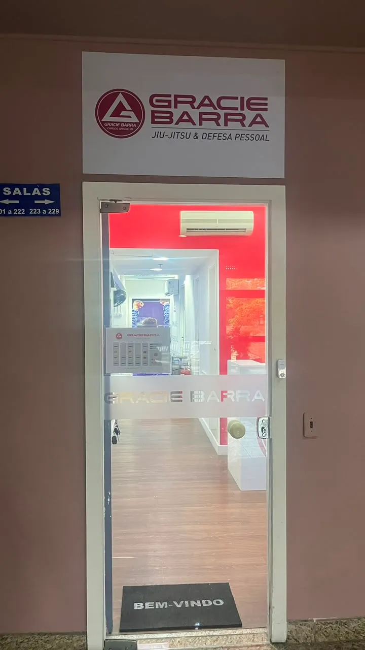 Porta de vidro da Gracie Barra Novo Leblon, no corredor de salas do shopping