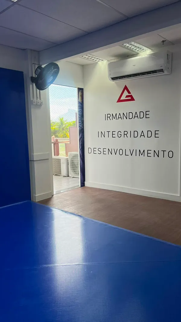 Parede da escola com os valores: irmandade, integridade e desenvolvimento