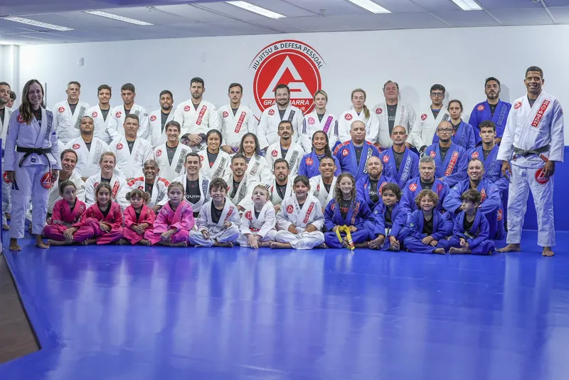 Alunos e professores da Gracie Barra Novo Leblon reunidos no tatame