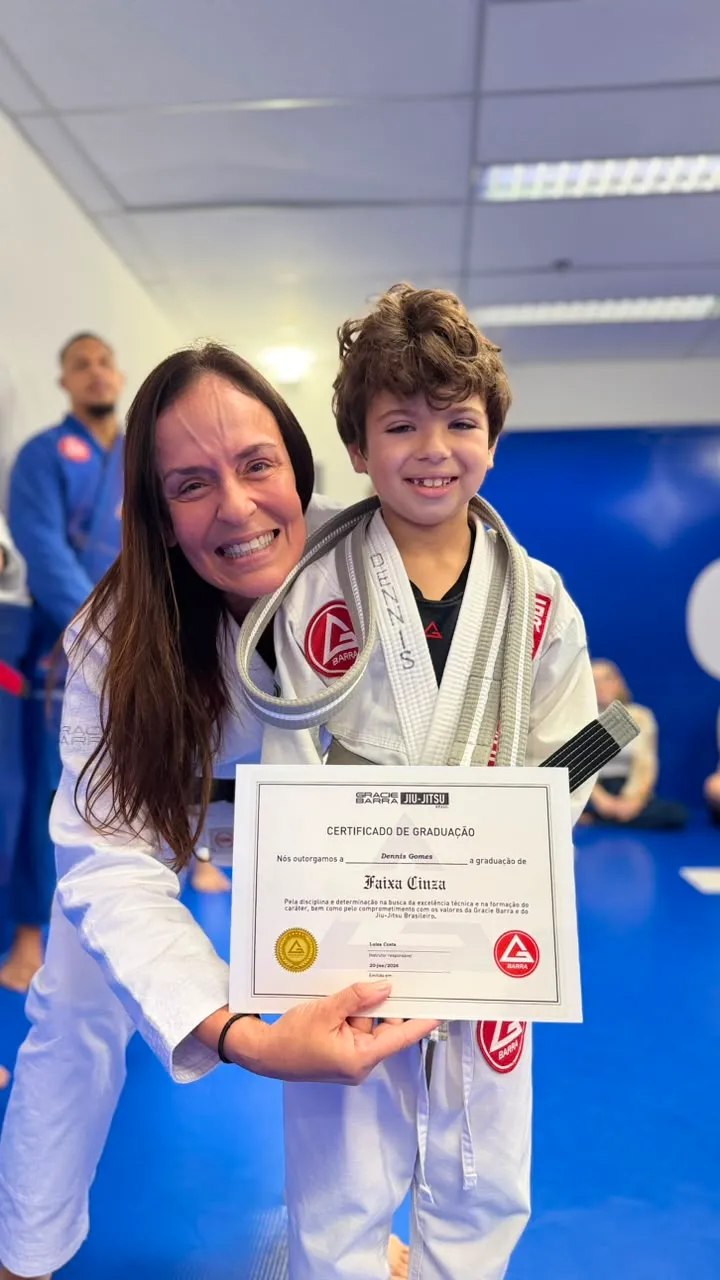 Entrega de grau a um aluno da turma infantil