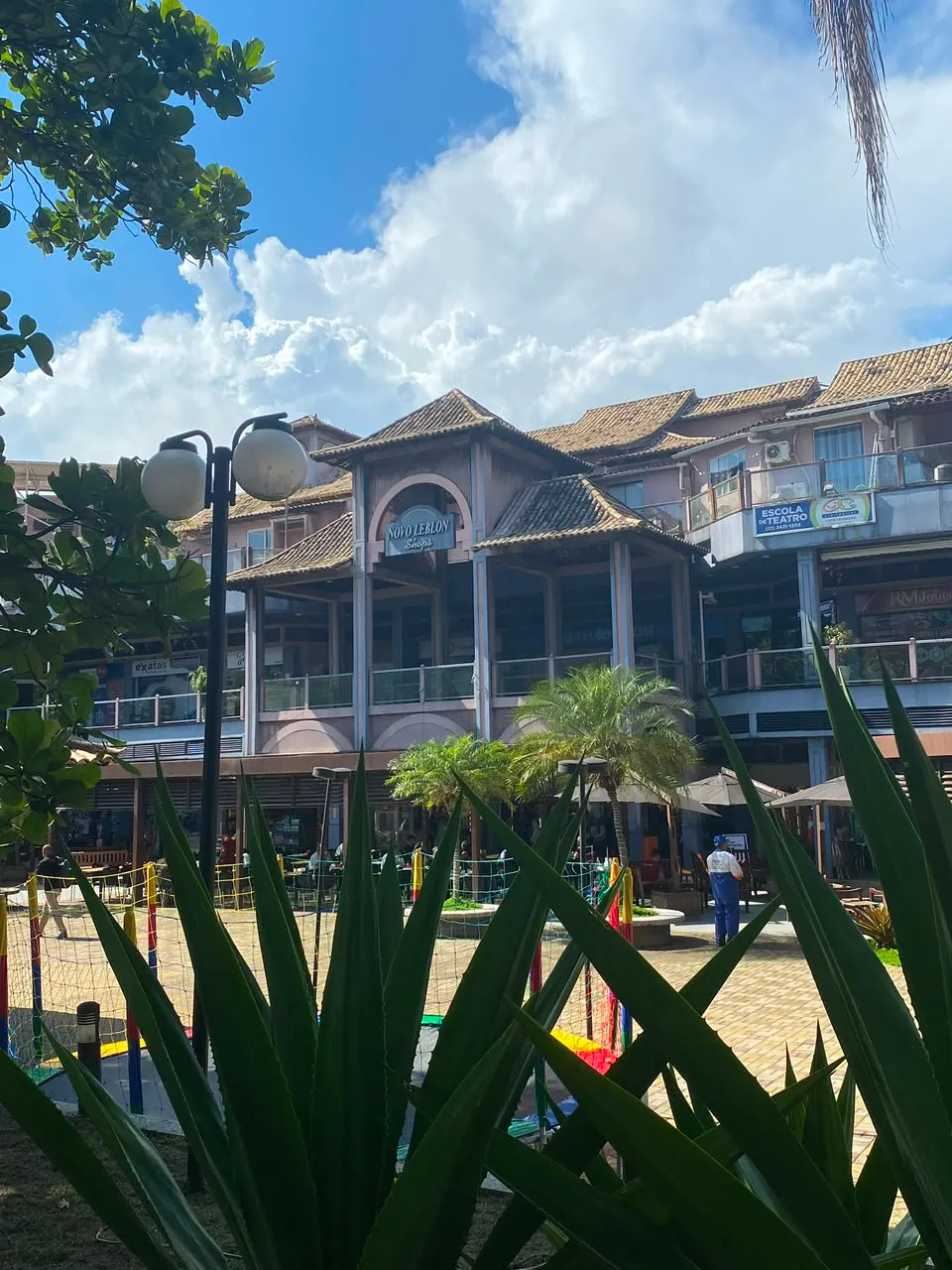 Fachada do Shopping Novo Leblon vista da praça, com a placa Novo Leblon Shops sobre a entrada
