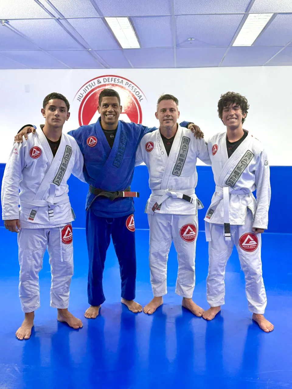 Professor Eduardo com alunos adolescentes