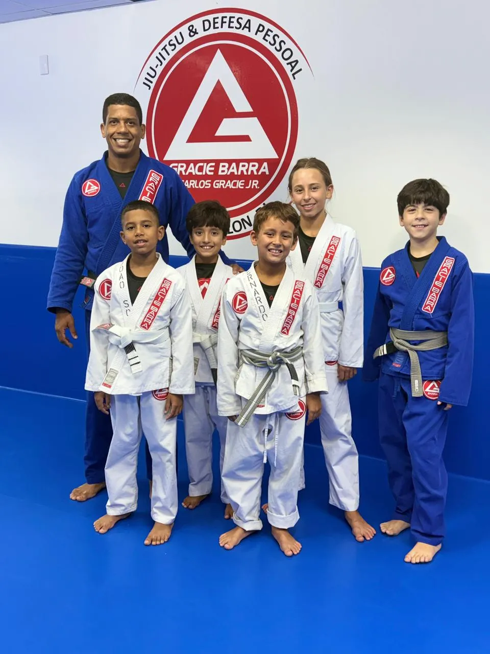 Professor Eduardo com a turma de crianças