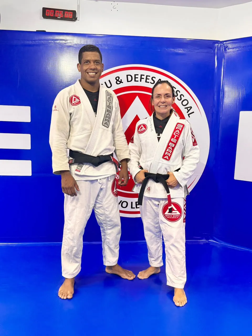 Os professores Eduardo Sol e Luiza Costa, os dois de faixa-preta, no tatame da Gracie Barra Novo Leblon