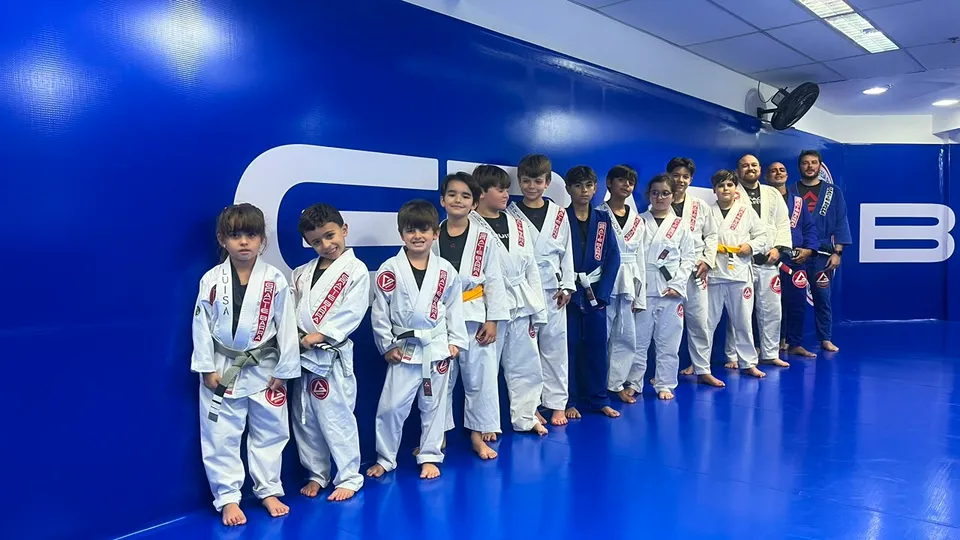 Crianças perfiladas antes do início da aula