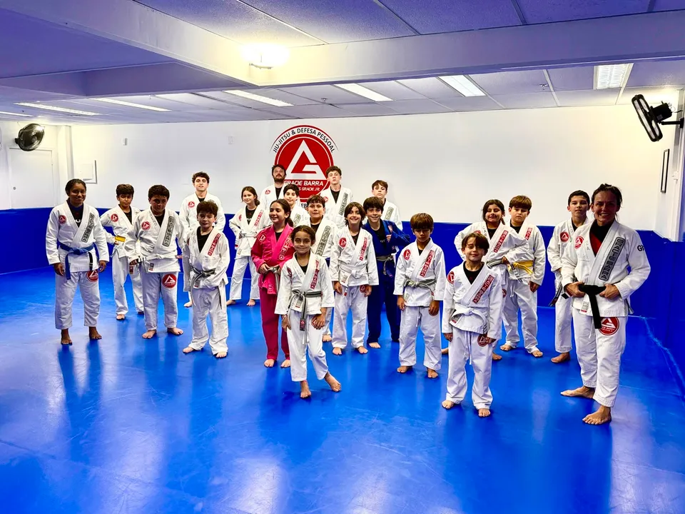 Turma de crianças perfilada no tatame