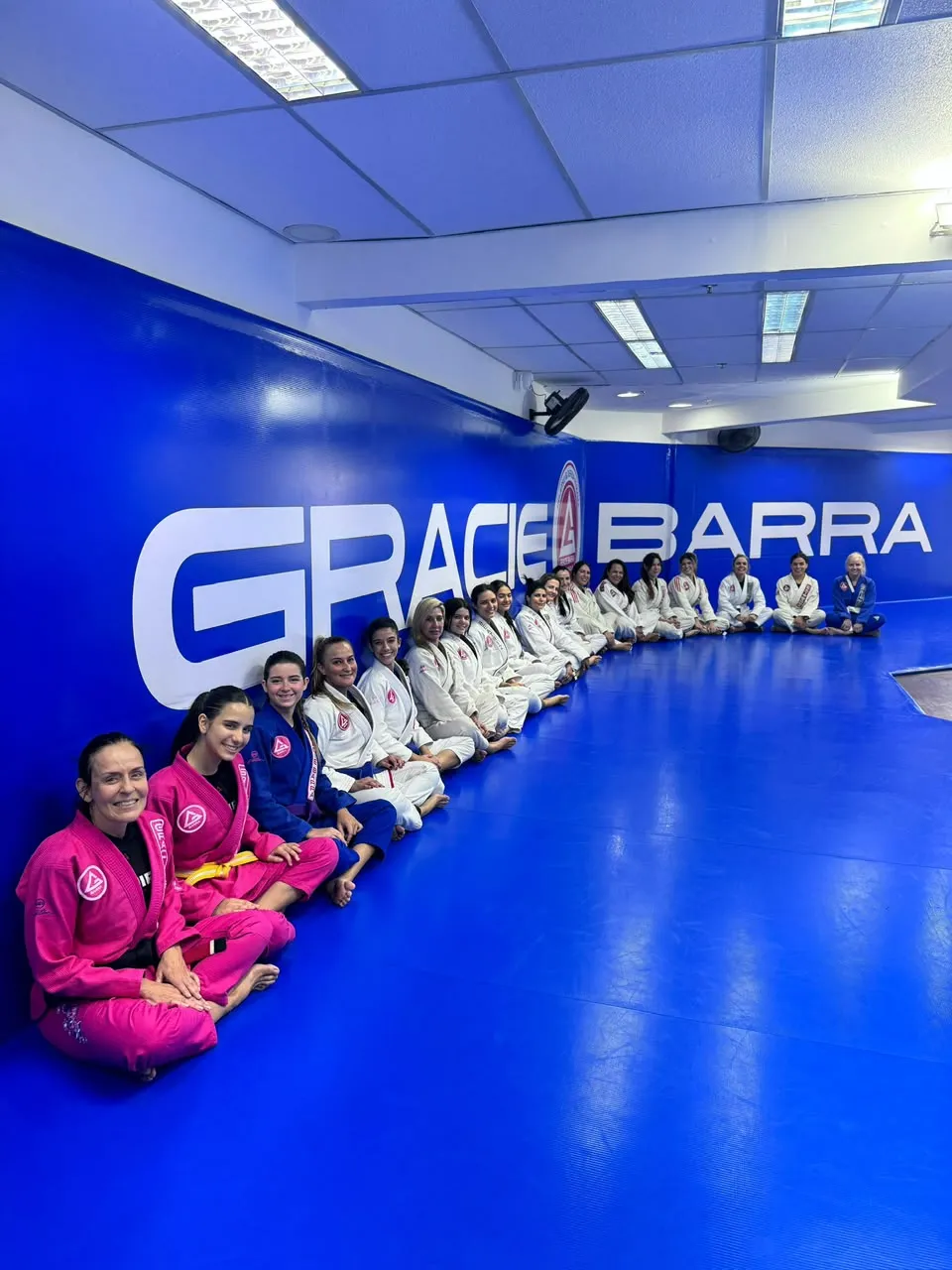 Turma de mulheres reunida no tatame